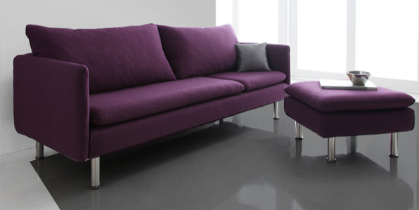紫のソファにグレーのラグ